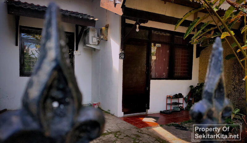 Kondisi rumah penyekapan di Desa Cilame, Kecamatan Ngamprah KBB sepi, usai pemilik rumah diamankan Polisi. (foto: Abdul)
