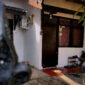 Kondisi rumah penyekapan di Desa Cilame, Kecamatan Ngamprah KBB sepi, usai pemilik rumah diamankan Polisi. (foto: Abdul)