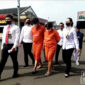 Pasutri sadis aniaya ART di Bandung Barat, kini hanya tertunduk saat digelandang di Mapolres Cimahi. Senin (31/10/2022) foto: Abdul Kholilulloh 