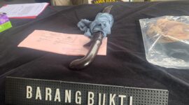 Polres Cimahi berhasil mengamankan 16 pelaku pengeroyokan di Kota Baru Parahyangan KBB. Barang bukti berupa golok ikut diamankan. (foto: Kendra) 
