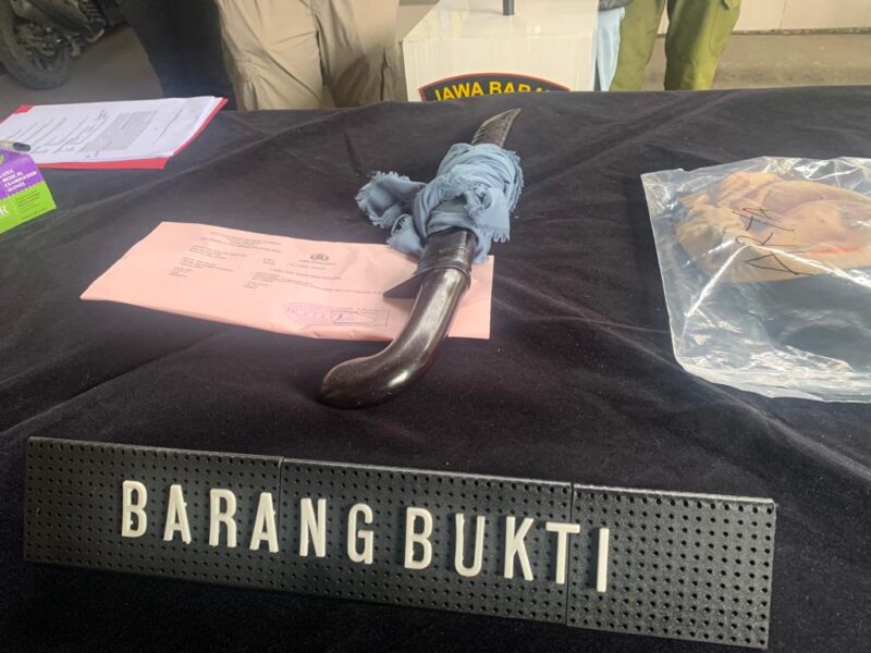 Polres Cimahi berhasil mengamankan 16 pelaku pengeroyokan di Kota Baru Parahyangan KBB. Barang bukti berupa golok ikut diamankan. (foto: Kendra) 