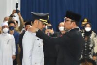 Gubernur Jabar, Ridwan Kamil resmi melantik Bupati KBB Hengky Kurniawan. Senin 07 November 2022.