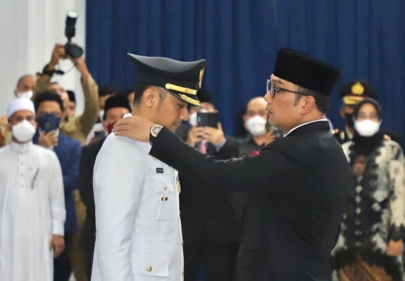 Gubernur Jabar, Ridwan Kamil resmi melantik Bupati KBB Hengky Kurniawan. Senin 07 November 2022.