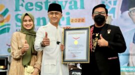 Bupati Bandung Barat, Hengky Kurniawan secara simbolis menerima penghargaan rekor MURI kategori pembuatan kaligrafi terpanjang oleh ribuan santri di KBB.
