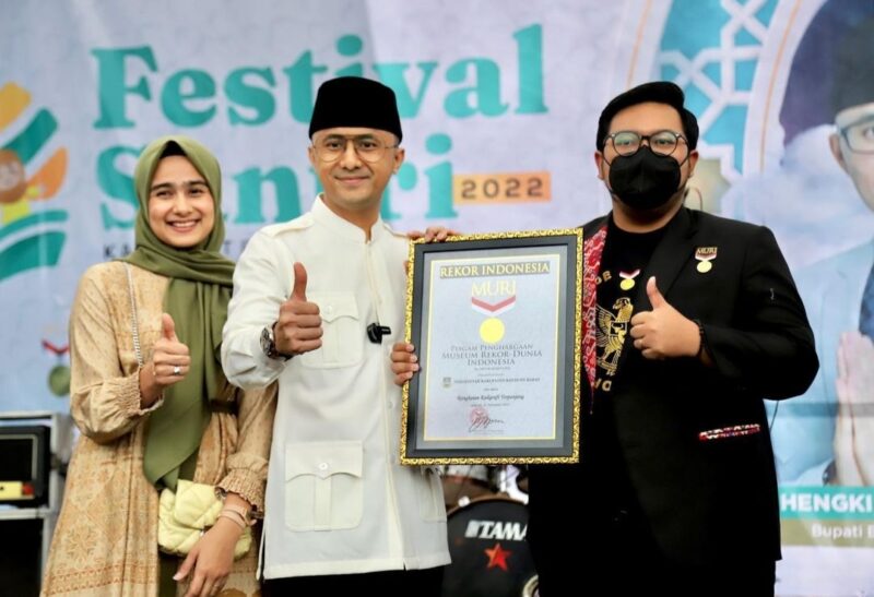 Bupati Bandung Barat, Hengky Kurniawan secara simbolis menerima penghargaan rekor MURI kategori pembuatan kaligrafi terpanjang oleh ribuan santri di KBB.