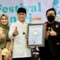 Bupati Bandung Barat, Hengky Kurniawan secara simbolis menerima penghargaan rekor MURI kategori pembuatan kaligrafi terpanjang oleh ribuan santri di KBB.