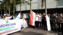Plt Bupati KBB, Hengky Kurniawan didampingi tokoh agama, DPRD Jabar, Dandim 0609/ Cimahi, Kapolres Cimahi melakukan pelepasan jalan santai di Kota Baru Parahyangan. (foto: Hummas KBB).