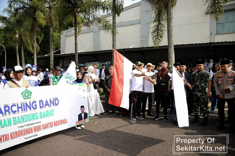 Plt Bupati KBB, Hengky Kurniawan didampingi tokoh agama, DPRD Jabar, Dandim 0609/ Cimahi, Kapolres Cimahi melakukan pelepasan jalan santai di Kota Baru Parahyangan. (foto: Hummas KBB).