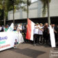 Plt Bupati KBB, Hengky Kurniawan didampingi tokoh agama, DPRD Jabar, Dandim 0609/ Cimahi, Kapolres Cimahi melakukan pelepasan jalan santai di Kota Baru Parahyangan. (foto: Hummas KBB).