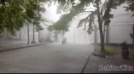 Fenomena Microburst, Air Terjun dari Langit tepat di Stadion Wibawa Mukti Bekasi. Rabu (09/11/2022).