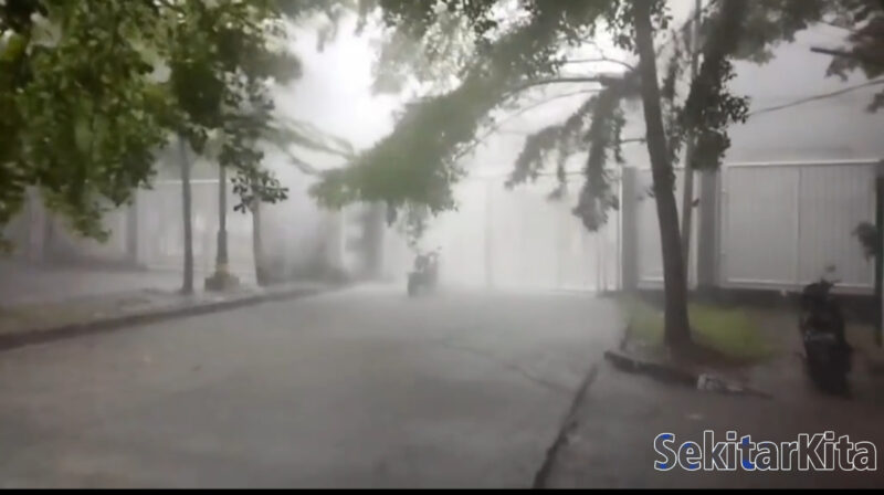 Fenomena Microburst, Air Terjun dari Langit tepat di Stadion Wibawa Mukti Bekasi. Rabu (09/11/2022).