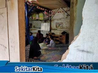 Puluhan anak di Jalan Pamoyanan, RT 04/13 Desa Padaasih, Kecamatan Cisarua, Kabupaten Bandung Barat (KBB) semangat mengaji meskipun kondisi bangunan nyaris ambruk (foto: Abdul Kholilulloh)
