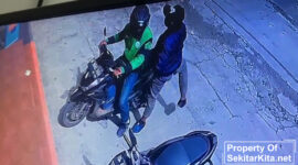 Aksi dua terduga maling berhasil menggondol sepeda motor di Jalan Raya Ciburuy Padalarang, ruko Mixue No 39 A, Kecamatan Padalarang KBB terekam kamera CCTV.