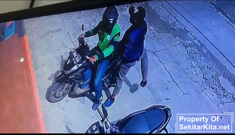Aksi dua terduga maling berhasil menggondol sepeda motor di Jalan Raya Ciburuy Padalarang, ruko Mixue No 39 A, Kecamatan Padalarang KBB terekam kamera CCTV.