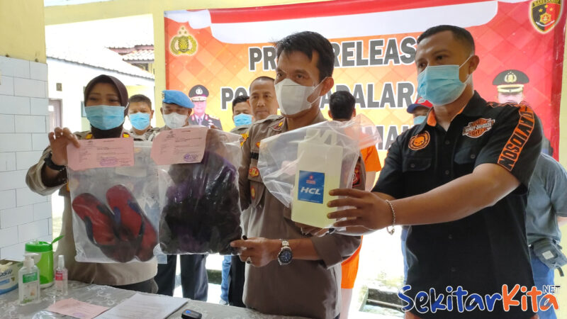 Polres Cimahi ungkap kasus penyiraman air keras yang dilakukan seorang suami terhadap istrinya di Padalarang Bandung Barat (foto: Abdul Kholilulloh). 