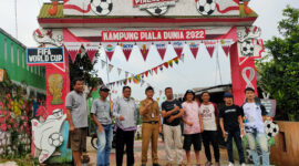 Warga Kompleks Permata Padalarang Kabid Diskominfotik Bandung Barat, Aam R Bahtiar usai meraih penghargaan hias Kampung Piala Dunia. (foto: Abdul Kholilulloh)