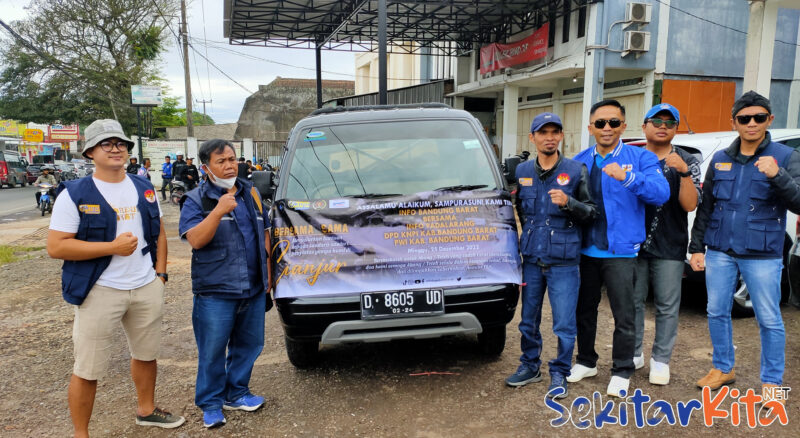 Kesekian kalinya DPD KNPI KBB dan PWI KBB gandeng Penggiat Media Sosial salurkan bantuan paket bencana gempa bumi Cianjur (foto Abdul Kholilulloh)
