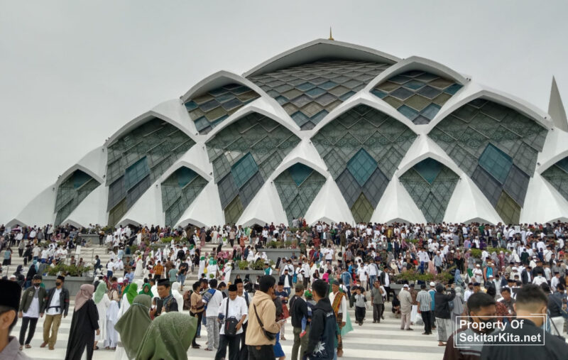 Warga memadati area Masjid Al Jabbar di wilayah Kecamatan Gedebage, Kota Bandung, Jawa Barat (Jabar), pada saat peresmian masjid, Jumat, 30 Desember 2022.