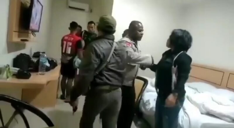 Video viral seorang istri kepergok disebuah hotel bersama lelaki lain di Jayapura.