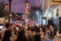 Wisatawan padati alun-alun Kota Bandung, jalan Asia Afrika di libur Natal dan Tahun Baru. (foto Hen-hen)