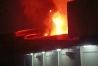 Kebakaran hebat melanda bangunan Toserba Tokma di jalan Raya Sumberjaya, Desa Sumberjaya, Kecamatan Tambun Selatan, Kabupaten Bekasi.
