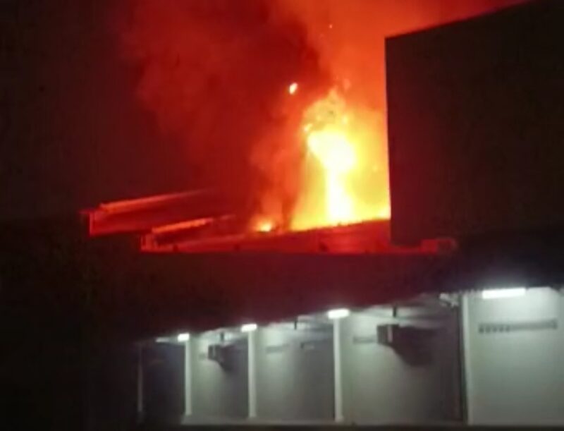 Kebakaran hebat melanda bangunan Toserba Tokma di jalan Raya Sumberjaya, Desa Sumberjaya, Kecamatan Tambun Selatan, Kabupaten Bekasi.