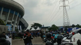 Situasi diluar stadion GBLA Kota Bandung. (foto: Abdul Kholilulloh).