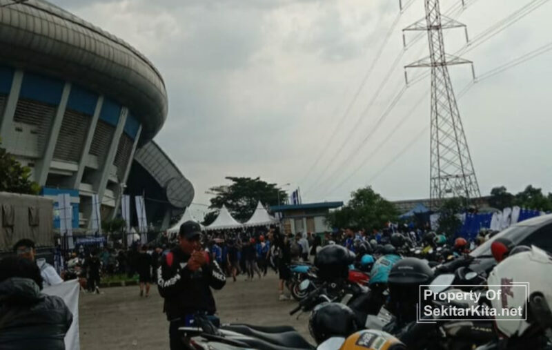 Situasi diluar stadion GBLA Kota Bandung. (foto: Abdul Kholilulloh).