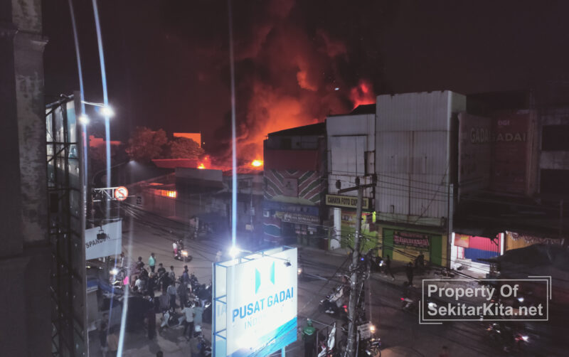 Si Jago Merah Melahap Toko Meubel di Bekasi, Terdengar Ledakan Dilokasi