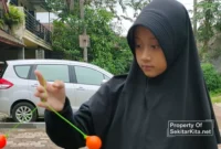 Seorang remaja putri mahir memainkan lato-lato (foto ilustrasi Abdul Kholilulloh)