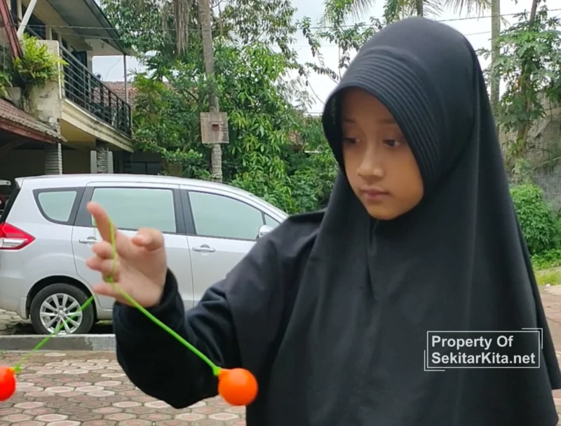 Seorang remaja putri mahir memainkan lato-lato (foto ilustrasi Abdul Kholilulloh)
