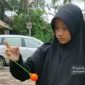 Seorang remaja putri mahir memainkan lato-lato (foto ilustrasi Abdul Kholilulloh)
