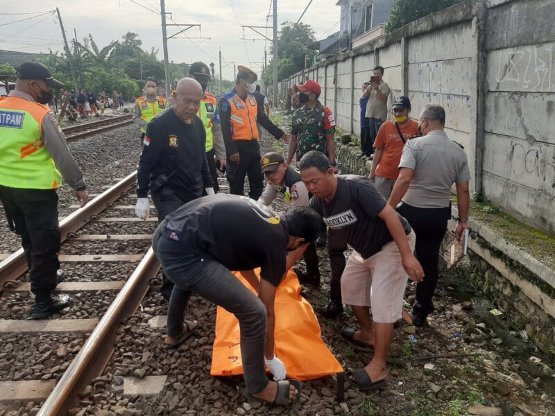 Tragis, Wanita Paruh Baya Tewas Tertabrak Kereta Api di Bekasi 