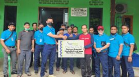 Warga Villa Mutiara Cibitung, Kabupaten Bekasi sumringah usai musholla Nurul Iman direnovasi oleh PT Fajar Surya Wisesa Tbk (FajarPaper) 
