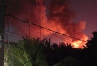 Kebakaran limbah ban bekas dan bijih plastik terjadi di Kampung Jati RT005/003, Jatimulya, Tambun Selatan, Kabupaten Bekasi.