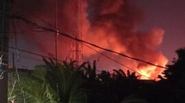 Kebakaran limbah ban bekas dan bijih plastik terjadi di Kampung Jati RT005/003, Jatimulya, Tambun Selatan, Kabupaten Bekasi.