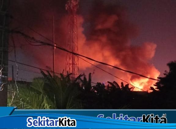 Kebakaran limbah ban bekas dan bijih plastik terjadi di Kampung Jati RT005/003, Jatimulya, Tambun Selatan, Kabupaten Bekasi.