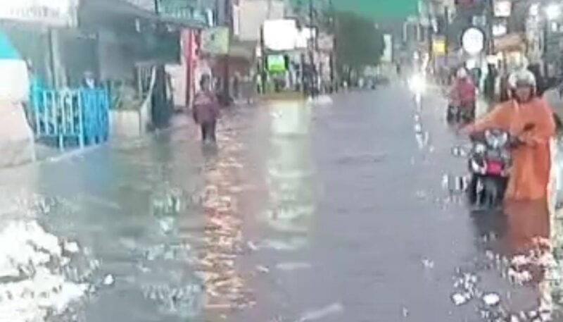 Banjir di Jalan Nusantara Raya, Perumnas 3 Kelurahan Aren Jaya, Kecamatan Bekasi Timur, Kota Bekasi, Minggu (19/02/2023) sore.