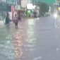 Banjir di Jalan Nusantara Raya, Perumnas 3 Kelurahan Aren Jaya, Kecamatan Bekasi Timur, Kota Bekasi, Minggu (19/02/2023) sore.