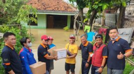 PT Fajar Surya Wisesa Tbk (FajarPaper), ngirim bantuan paket makanan untuk korban terdampak banjir di kabupaten Bekasi.
