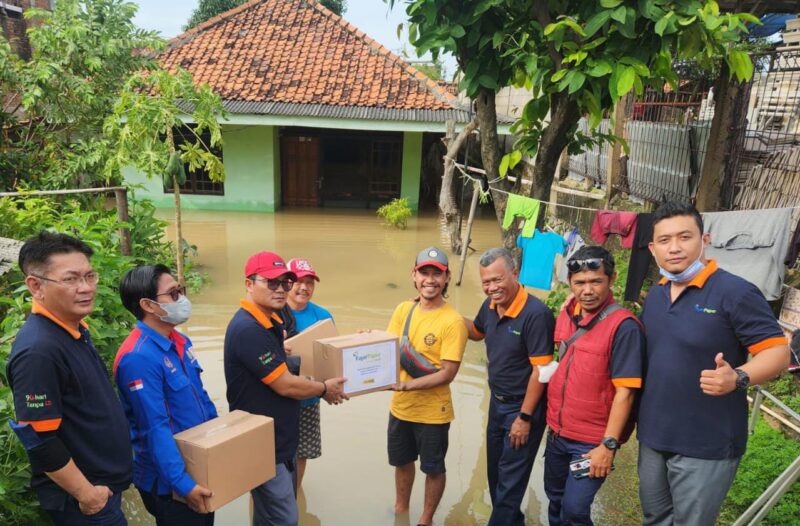 PT Fajar Surya Wisesa Tbk (FajarPaper), ngirim bantuan paket makanan untuk korban terdampak banjir di kabupaten Bekasi.