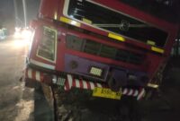 Truk trailer terperosok di jalan industri Pasir Gombong, Cikarang Utara (foto: Abdul Kholilulloh)
