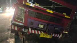 Truk trailer terperosok di jalan industri Pasir Gombong, Cikarang Utara (foto: Abdul Kholilulloh)