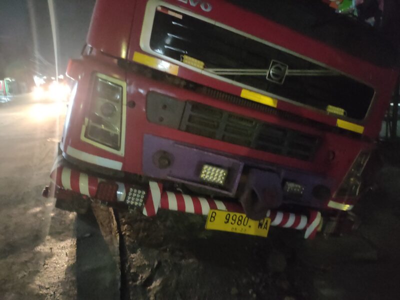 Truk trailer terperosok di jalan industri Pasir Gombong, Cikarang Utara (foto: Abdul Kholilulloh)