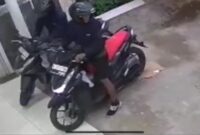 Dua orang terduga pelaku pencurian sepeda motor (curanmor) di sebuah apotek K-24 Pilar Cikarang Utara, Kabupaten Bekasi.