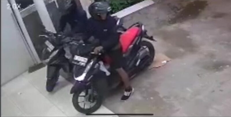 Dua orang terduga pelaku pencurian sepeda motor (curanmor) di sebuah apotek K-24 Pilar Cikarang Utara, Kabupaten Bekasi.