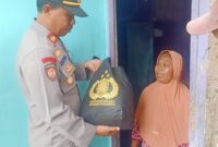 Kapolsek Tarumajaya AKP Akhmadi bersama jajarannya menyalurkan bantuan sosial kemanusiaan Kapolri berupa 50 paket sembako kepada warga kurang mampu.