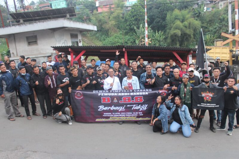 Peduli Kasih, PAB BOSS Bagikan Makanan Siap Saji Bagi Pengendara di Padalarang 