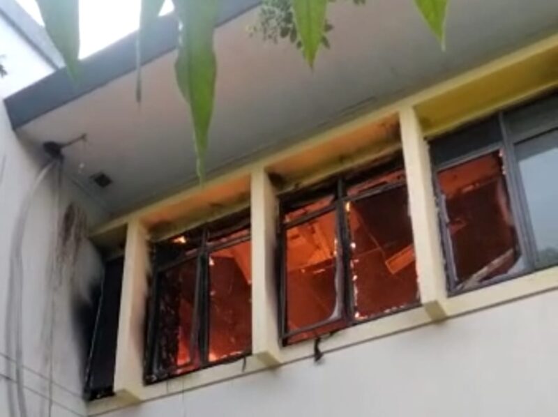 Kebakaran hebat melanda sebuah gedung lantai 2 Disdik Kabupaten Bekasi 