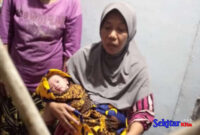 Sosok bayi tampan mungil diduga dibuang orang tuanya disebuah gang sempit di kampung Kongsi, RT01/RW04, Desa Cikarang Kota, Kecamatan Cikarang Utara.